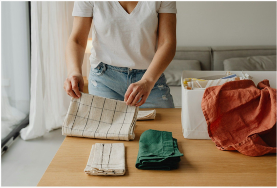 Organisation du linge de maison grâce à un pliage optimisé et des rangements pratiques pour un intérieur désencombré et harmonieux.