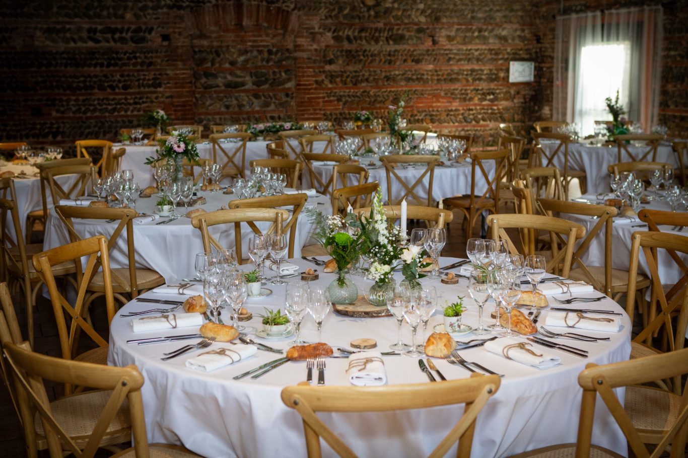 Centres de table créés sur mesure Décoration d'événement: décoration de table, chaises, guirlandes murales pour un mariage authentique à Toulouse - centre de table