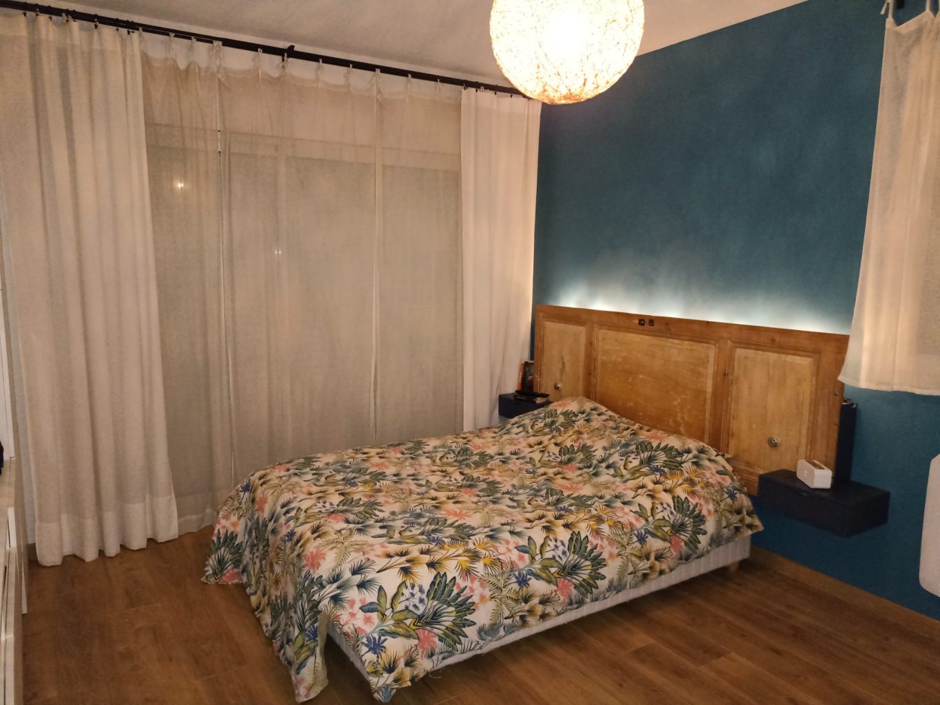 Suite parentale après travaux de rénovation Suite parentale aménagée après transformation d’un ancien garage - Aménagement et décoration d'une chambre chaleureuse dans le Lauragais