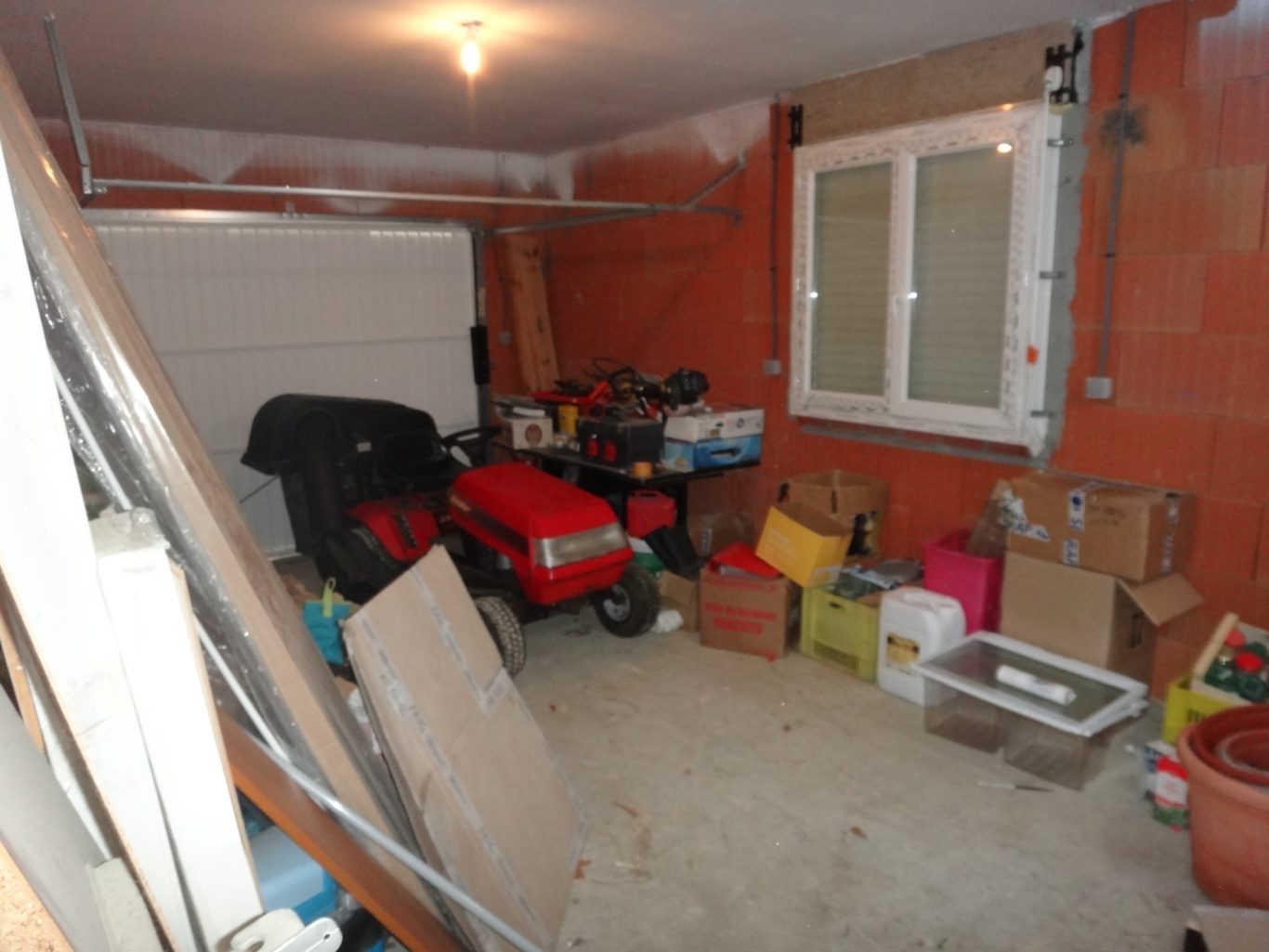 Garage avant transformation en suite parentale Garage avant travaux, destiné à une transformation en suite parentale - Rénovation et aménagement dans le Lauragais