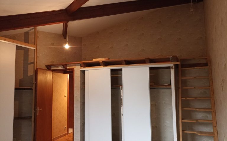Une rochelle surplombant le reste de la chambre, un papier peint défraichit, voici une bonne base pour créer un nouveau décor!
