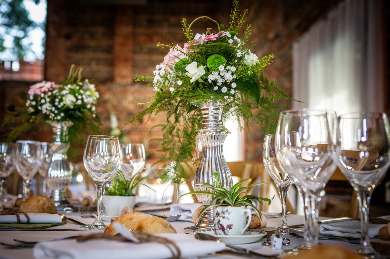 Cadeaux invités vintages écoresponsables - upcycling Thème brocante chic pour ce mariage dans le Lauragais. Décoration de tables chinés chaleureuse, personnalisée - upcycling de cadeau invité