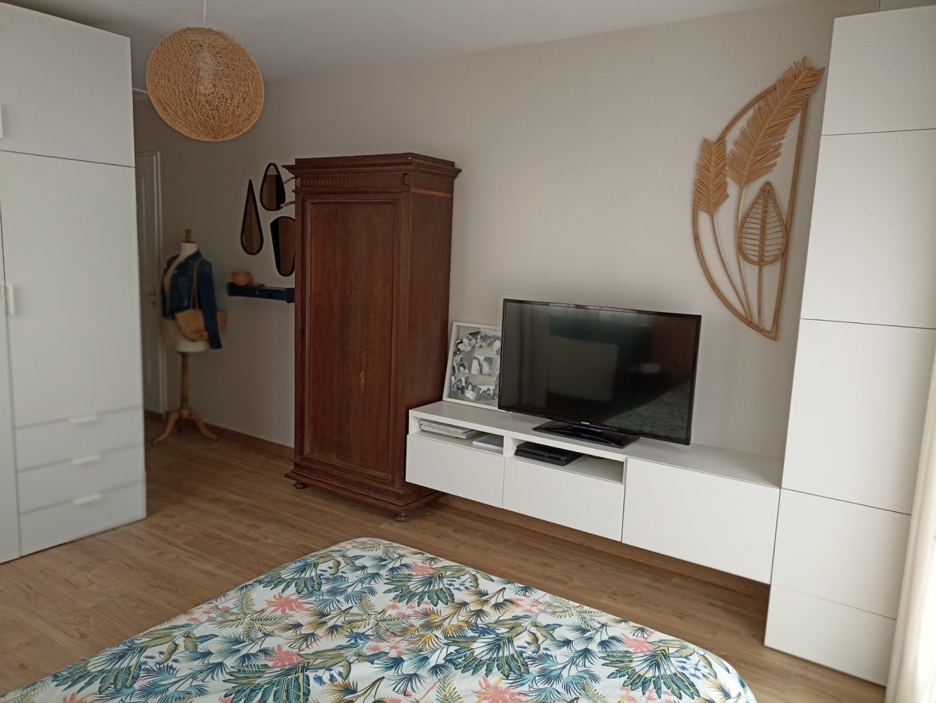 Alliance de mobilier chiné et moderne Aménagement et décoration de la chambre parentale - Alliance de mobilier ancien et moderne