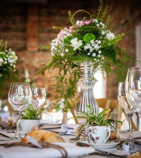 Décoration d'événement à Toulouse - Upcycling de vaisselle ancienne et objets du quotidien transformé en décoration élégante de mariage.