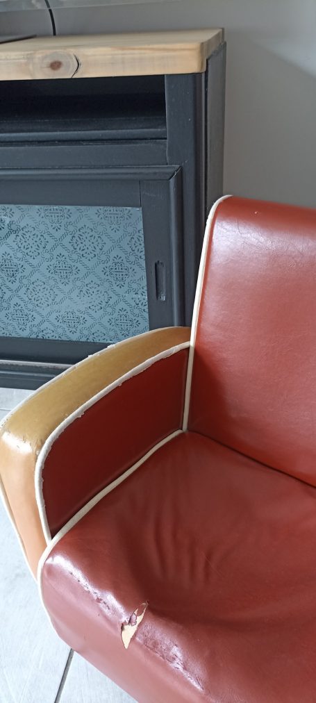 Dans le coin télé, un petit fauteuil en simili cuir permet aux petits de s'installer. Un haut de buffet vitré a été "upcyclé" en meuble télé