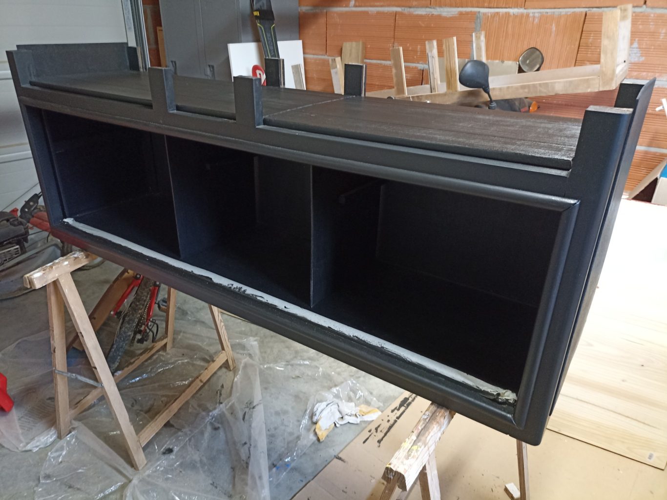 Un meuble ancien mais dans l'air du temps Restauration revalorisée grâce à un projet d’upcycling et de relooking de meuble en décoration durable - Buffet détourné