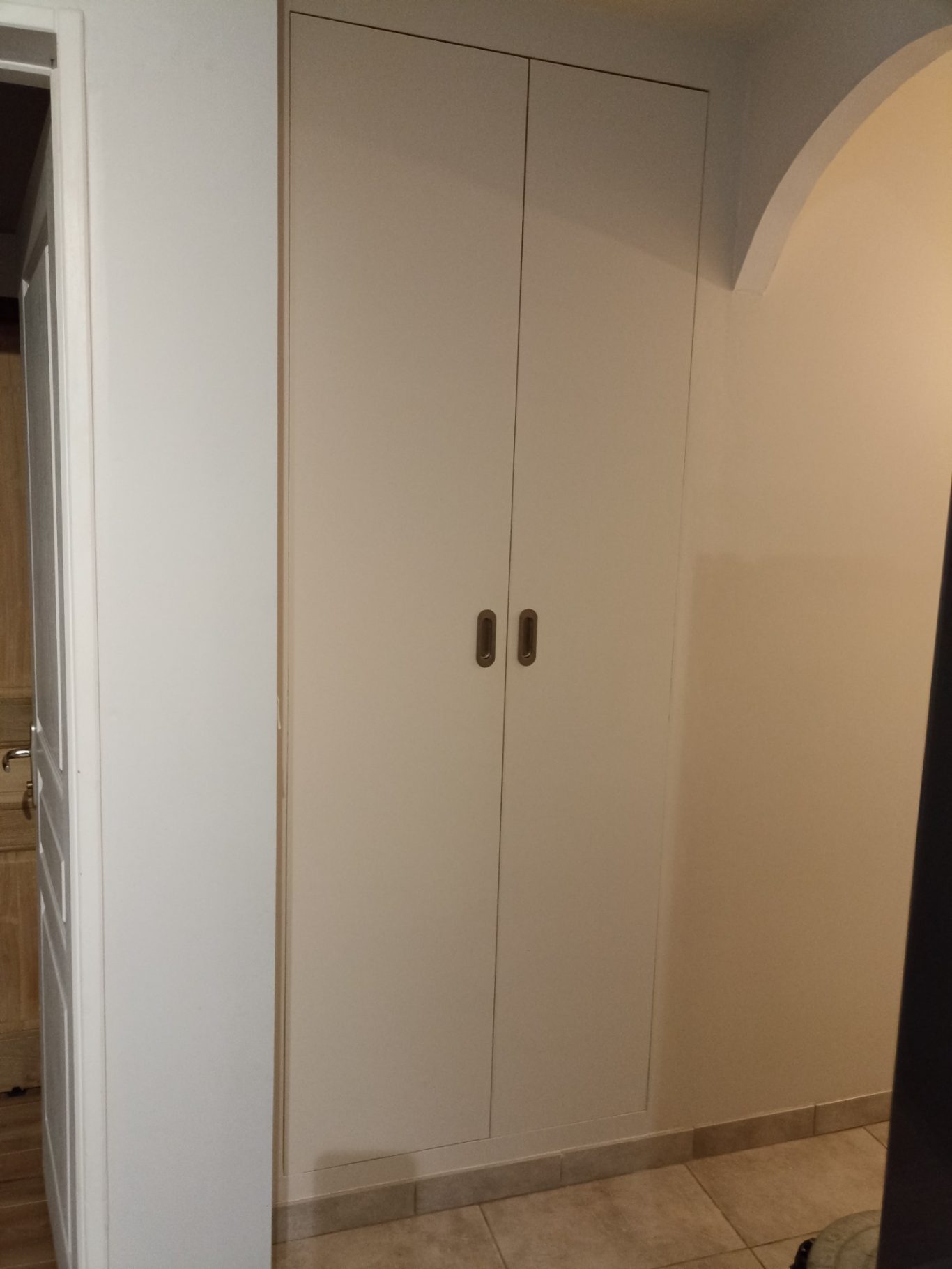 Placard invisible dans le couloir Aménagement fonctionnel des espaces lors de la rénovation de la salle de bain et du couloir- Optimisation des espaces de rangements