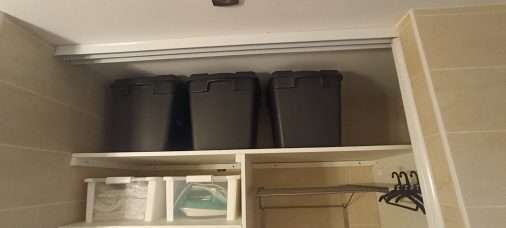 L'étagère du haut permet de stocker le matériel de repassage, différents tissus. Tous les espaces sont optimisés.