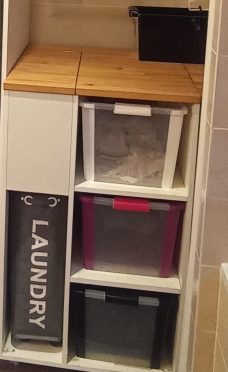 5 bacs permettent le tri du linge selon les couleurs et la température de lavage.