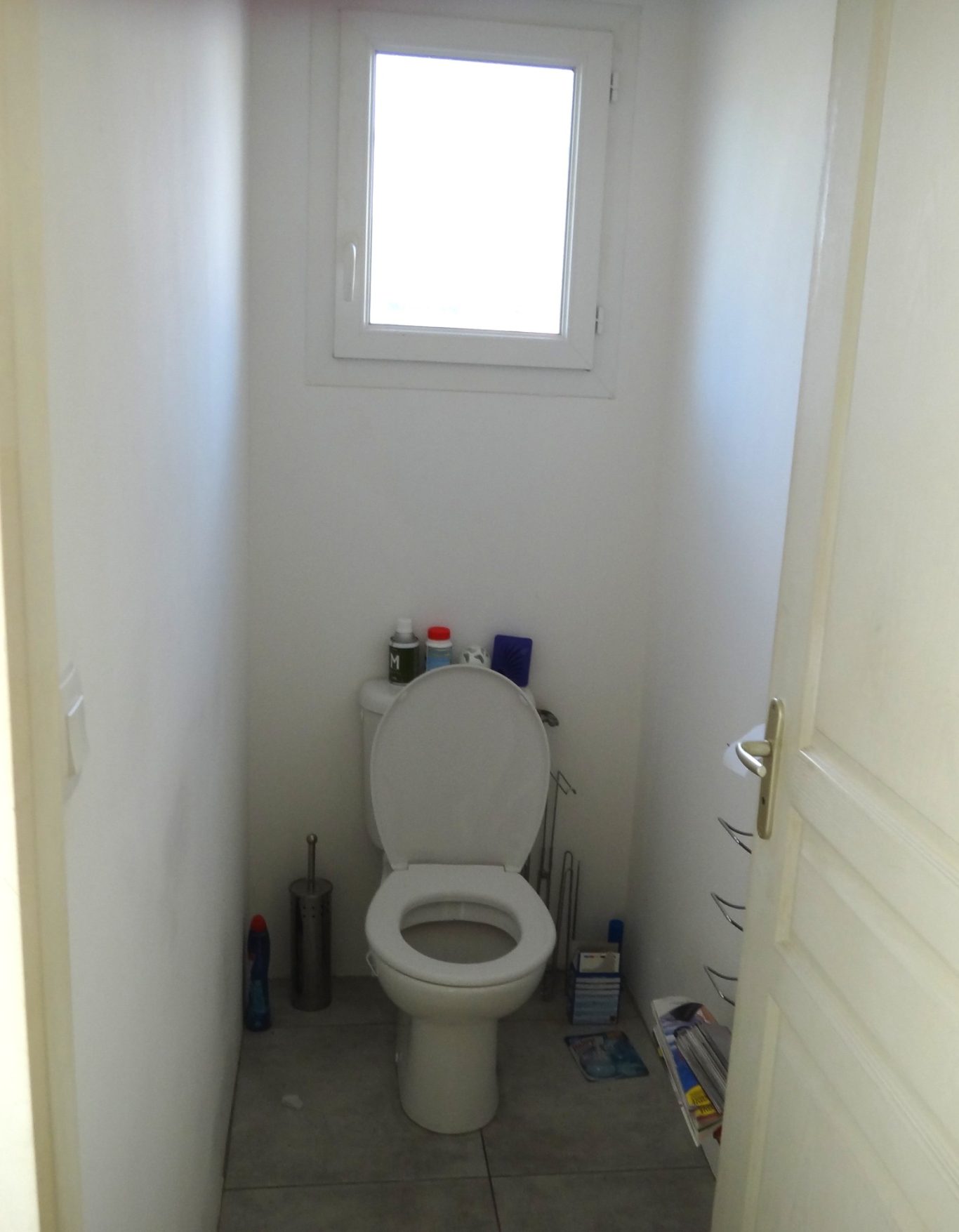 WC avant rénovation WC avant travaux de rénovation intérieure pour les petits espaces - Aménagement, décoration personnalisée avec upcycling de meubles anciens