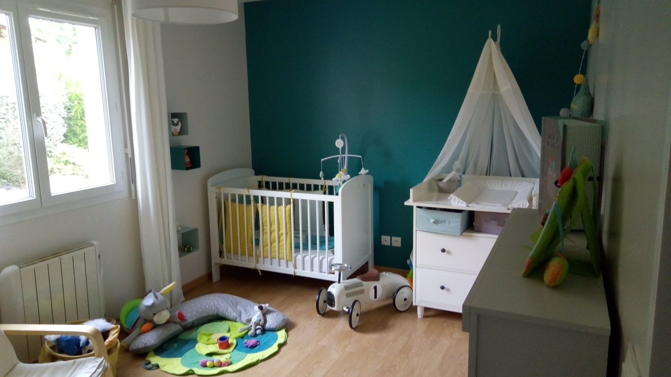 Chambre après travaux d'aménagement Aménagement et décoration intérieure d'une chambre pour bébé avec mobilier évolutif et optimisation de l'espace - après travaux