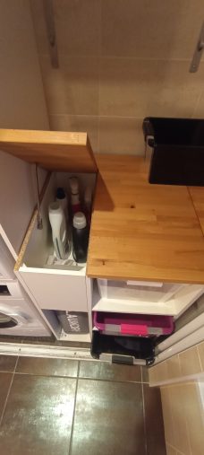 Lessives, pinces à linge et autres petits matériels sont dissimulés dans ce compartiment.
