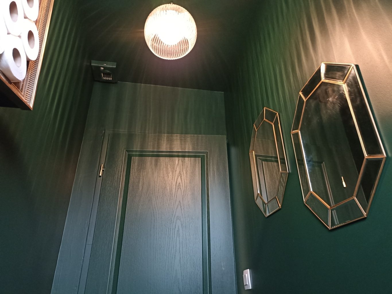 Jeux de peinture et d'éclairage WC après travaux de rénovation intérieure pour les petits espaces - Aménagement, décoration personnalisée de peinture et de lumière