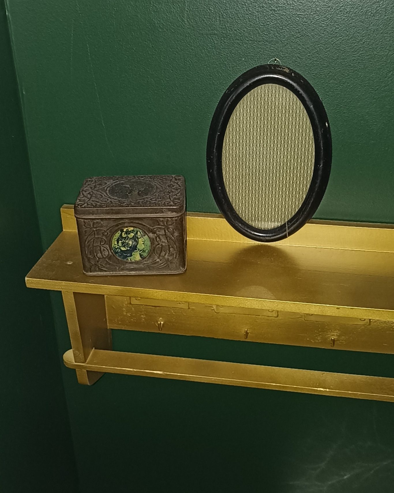 Décoration harmonieuse d'époques et de matériaux variés. WC après travaux de rénovation intérieure pour les petits espaces - Upcycling de petit mobilier ancien