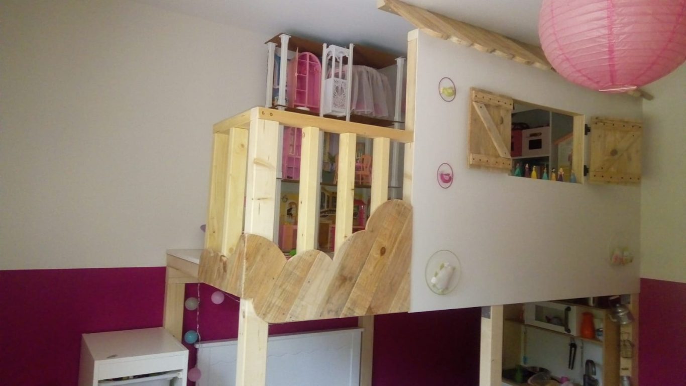 Mezzanine à mi-hauteur pour 2 espaces modulables et sécurisés. Conception de l'aménagement de chambre enfant - création d’une mezzanine évolutive et de rangements intégrés sur mesure à Ayguesvives