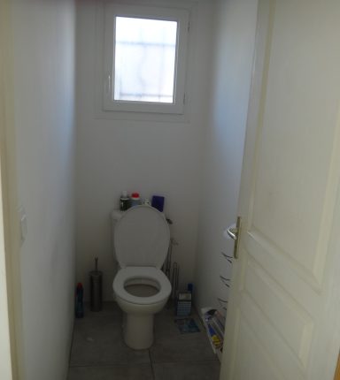 Toilettes oubliées et sans vie avant le relooking.