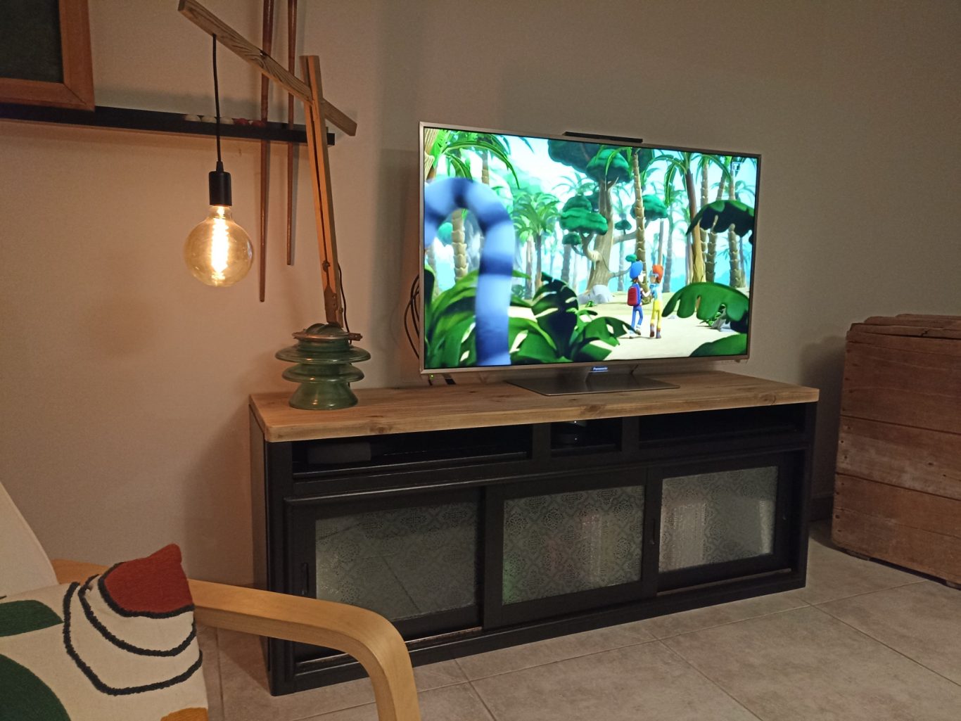 Meuble TV unique ayant une histoire Meuble TV crée à partir du buffet - upcycling et relooking de meuble et de décoration intérieure responsable à Toulouse