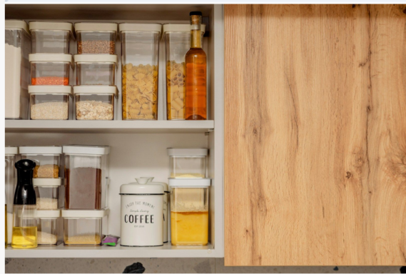 Cuisine désencombrée avec placards organisés, bocaux transparents et rangement optimisé pour une maison fonctionnelle et ordonnée.