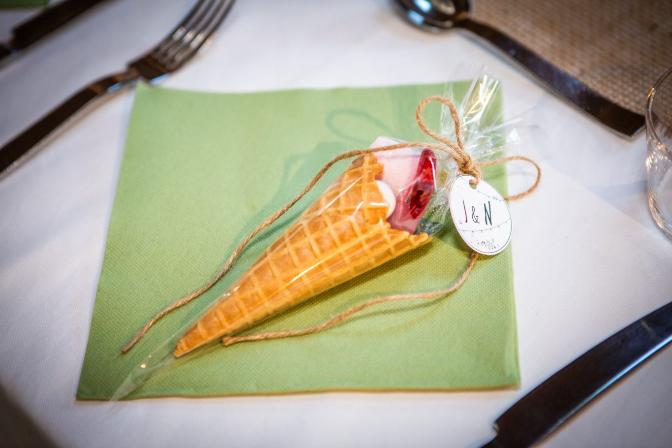 Cadeau gourmand pour les invités enfants Décoration d'événement: salle, décoration de table, chaises, guirlandes murales pour un mariage authentique à Toulouse - cadeau invité