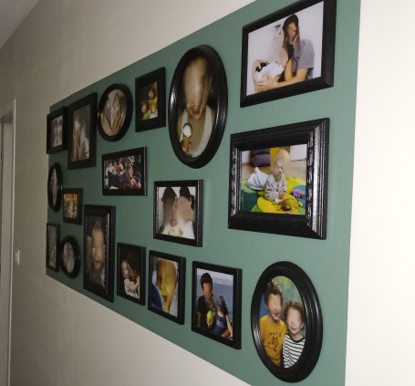 Décoration intérieure à Toulouse - Upcycling de cadres anciens pour créer une décoration murale personnalisée.