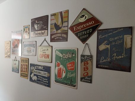 Sur le mur de la cuisine, les goûts des membres de la famille sont exposés dans ce pêle-mêle