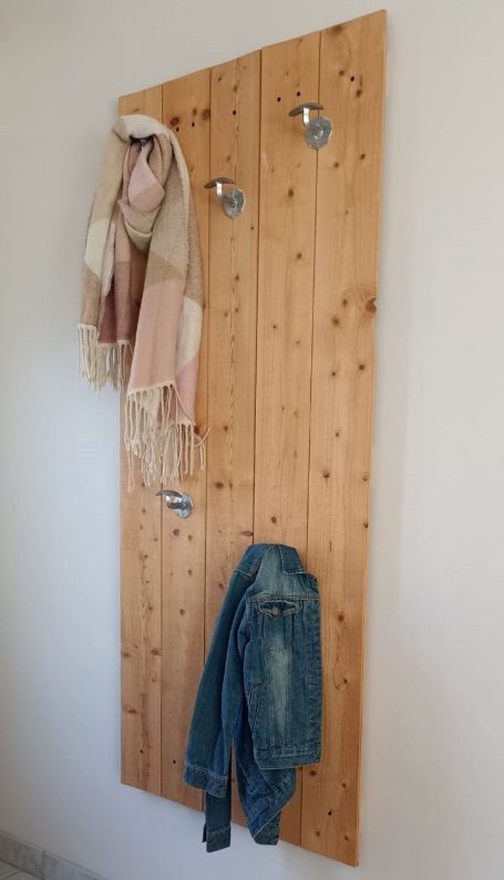 Aménagement intérieur à Toulouse - Upcycling de patères d'école associées à des chutes de bois pour un vestiaire personnalisé