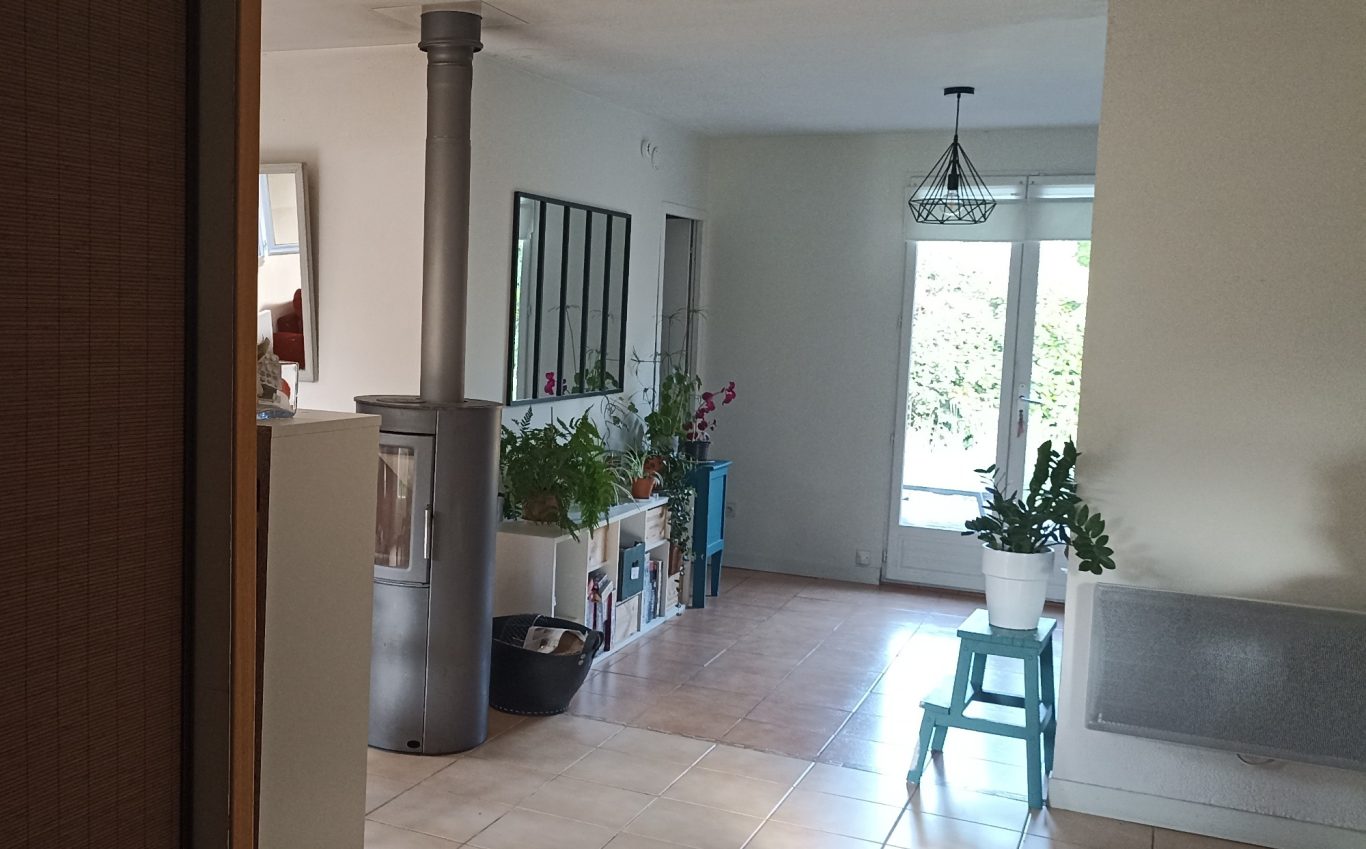 Vue depuis l'entrée avant travaux de rénovation Avant le projet, cet intérieur manquait de cohérence dans l’organisation des espaces. L'agencement et la décoration sont repensés.