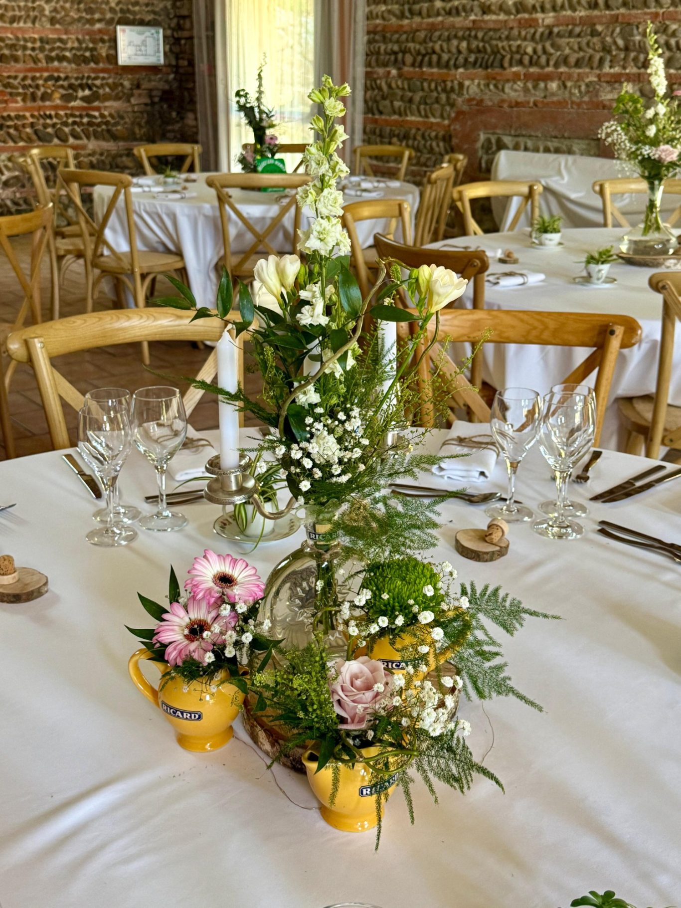Centres de table personnalisés originaux Décoration d'événement: décoration de table, guirlandes murales pour un mariage authentique à Toulouse - centre de table personnalisé