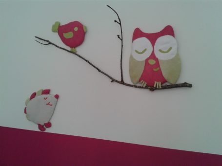 Sur inspiration des personnages du linge de lit, un peu de couture et une branche ramassée en forêt investissent le mur