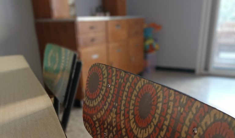 Des chaises en formica à motifs reprennent les tons fil rouge de la nouvelle décoration de cette maison de vacances.