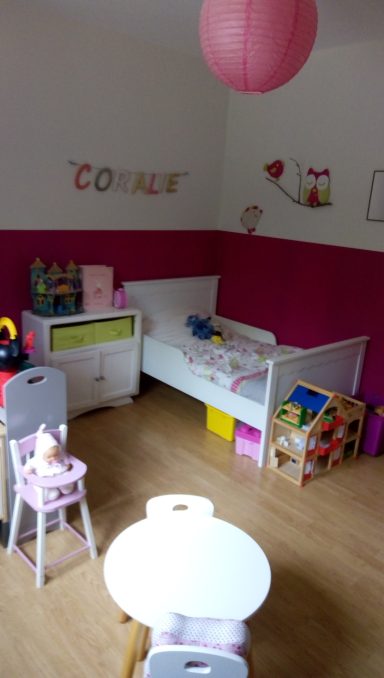 Un lit simple, du petit mobilier et les jouets de petite fille  remplissent cette chambre de 11m2.
