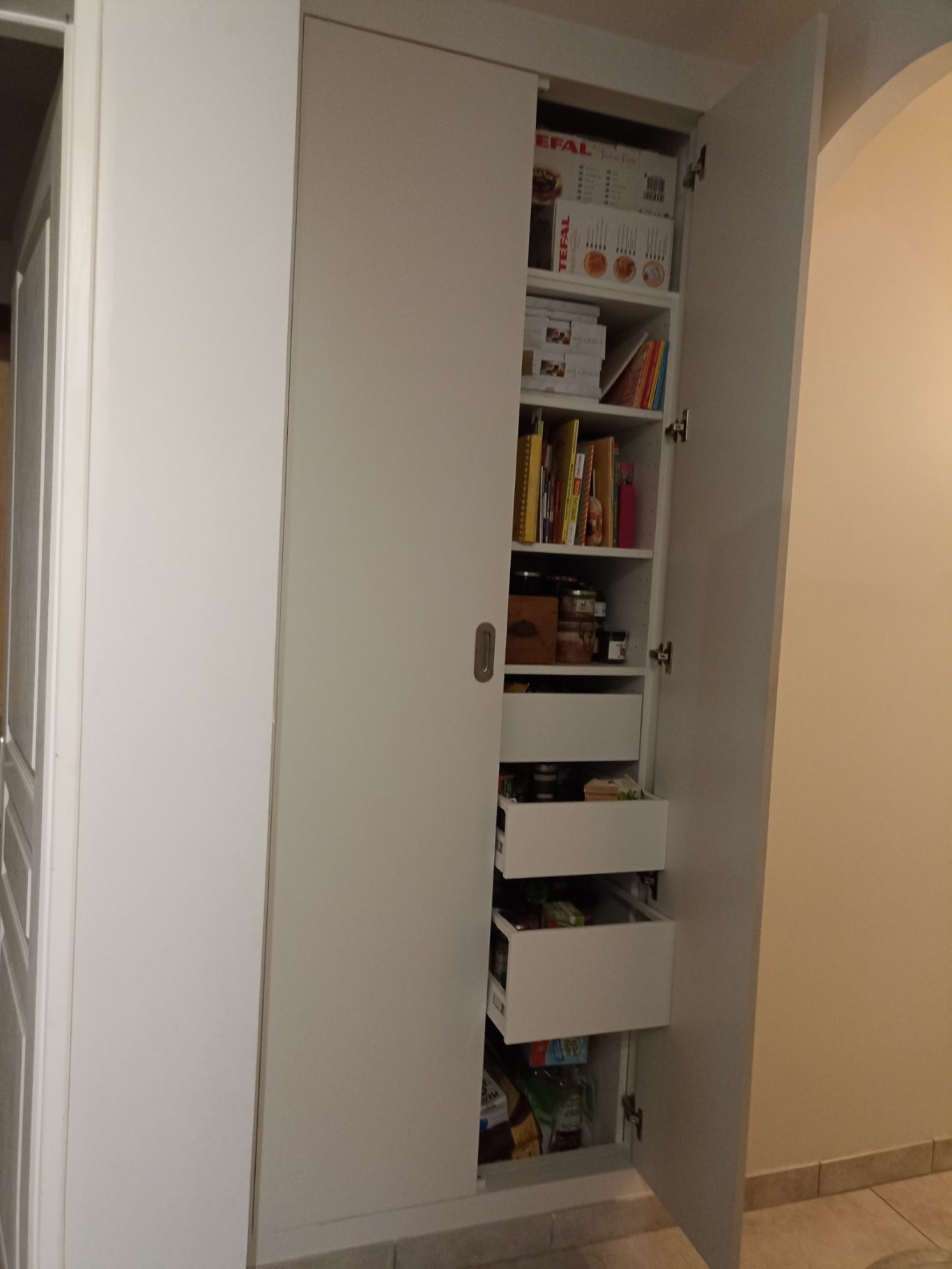 Arrière cuisine Aménagement fonctionnel et optimisation des espaces - Création de rangements sur mesure lors de la rénovation