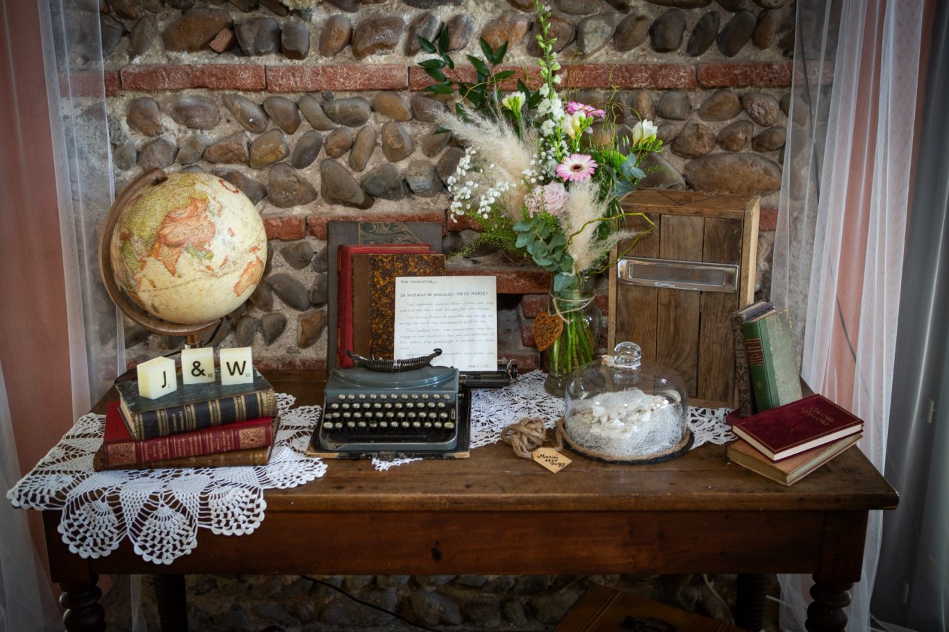Scénographie authentique et personnalisée. Décoration d'événement à thème: éléments chinés, créés, personnalisés pour un décor de mariage unique et authentique à Ayguesvives