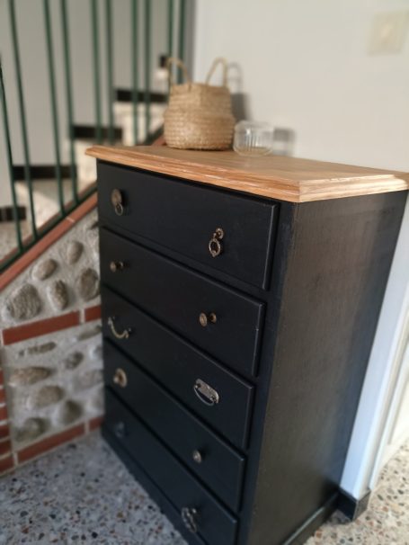 Commode blanche en pin du commerce. Ponçage, plateau ciré, tiroirs et côtés à la peinture noire, boutons désassortis chinés