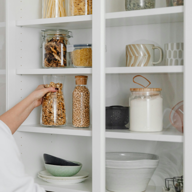 Organisation d'un placard Cuisine désencombrée avec placards organisés, bocaux transparents et rangement optimisé pour une maison fonctionnelle et ordonnée - Toulouse