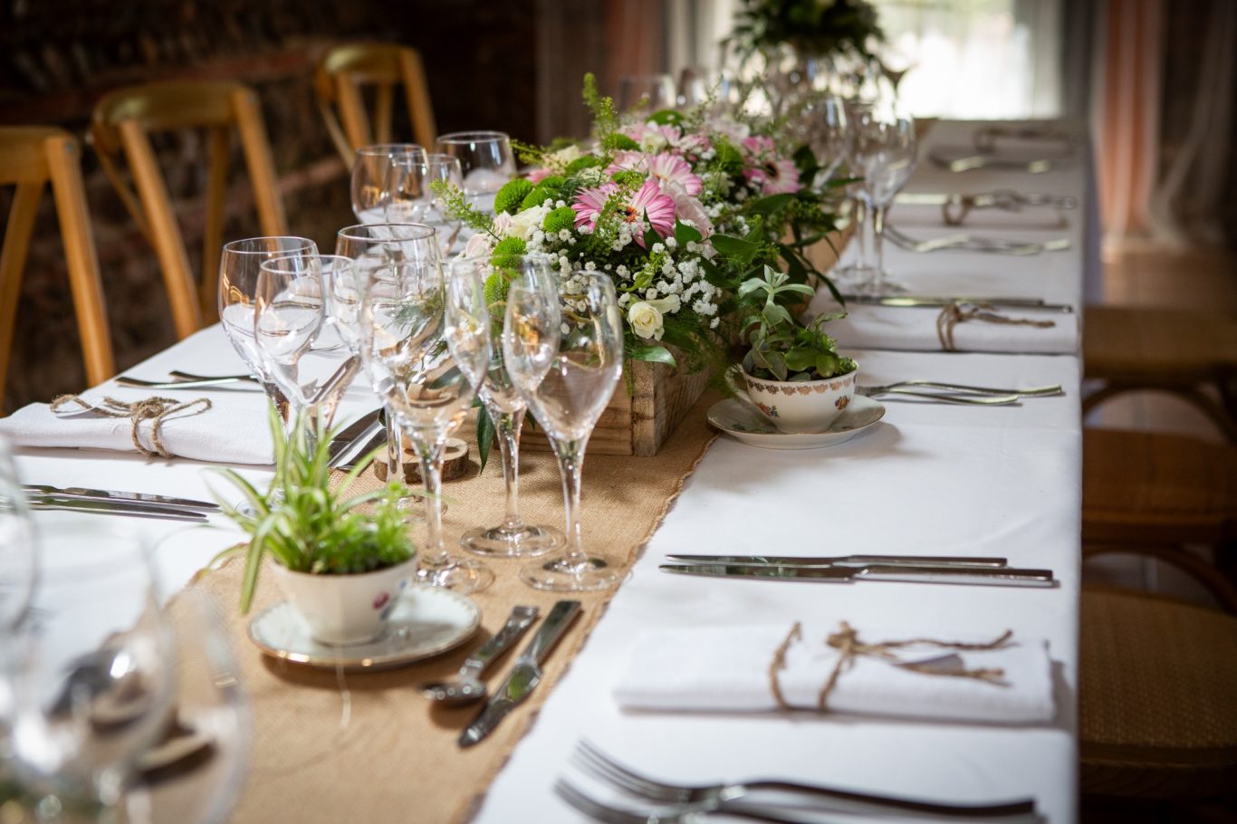Elégance et raffinement dans le détail Décoration d'événement: décoration de table, chaises, guirlandes murales pour un mariage authentique à Toulouse - centre de table des mariés