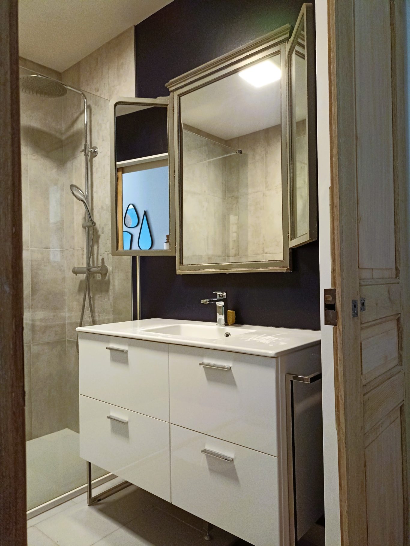 Meuble vasque de la salle d'eau parentale Aménagement et décoration intérieure d'une salle de bain parentale - Alliance de modernité et d'authenticité