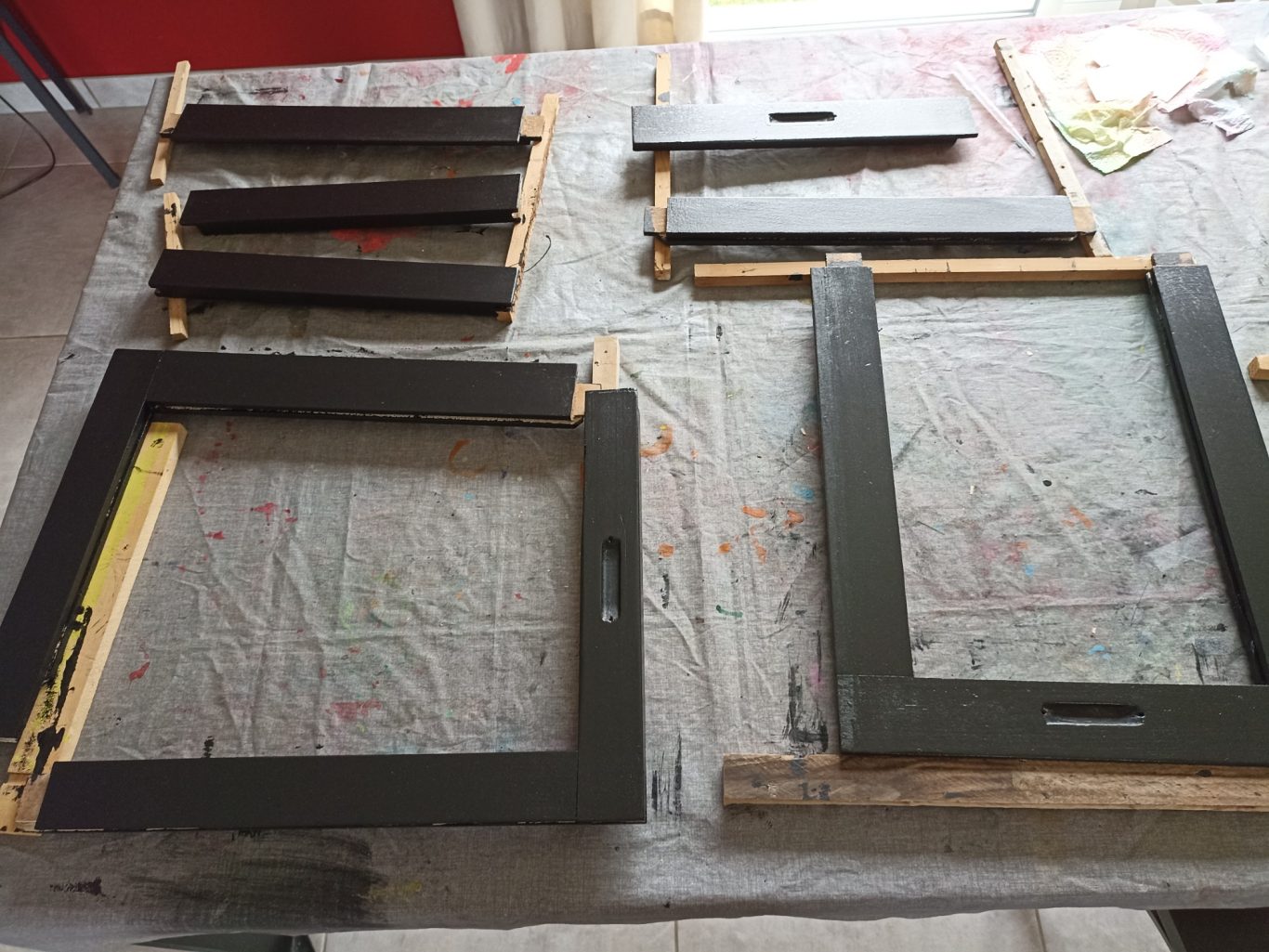 Restauration des portes Revalorisation grâce à un projet d’upcycling et de relooking de meuble en décoration durable - Restauration de l'encadrement des portes