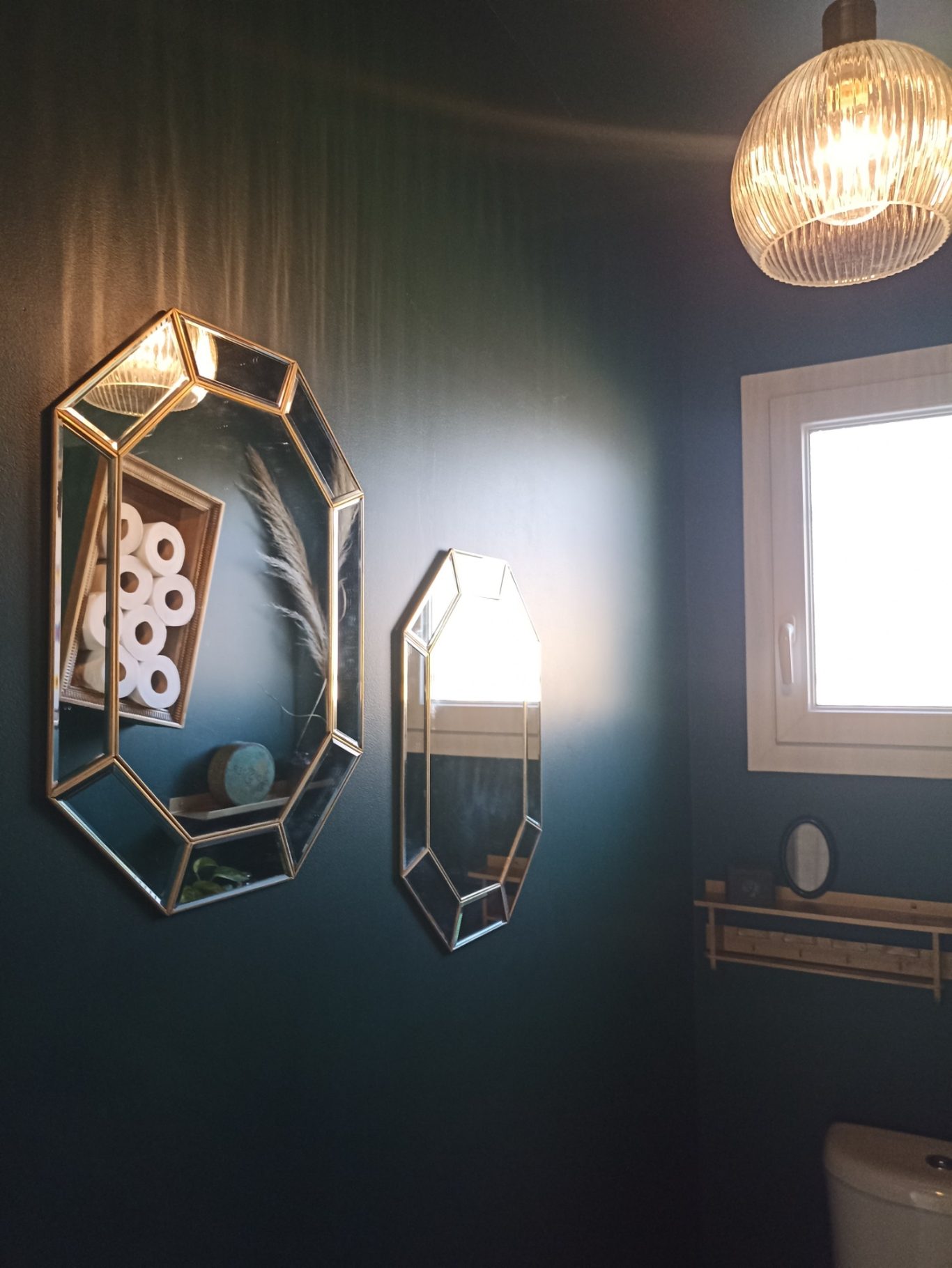 Mise en lumière WC après travaux de rénovation intérieure pour les petits espaces - Aménagement, décoration intérieure personnalisée : chic et audacieuse