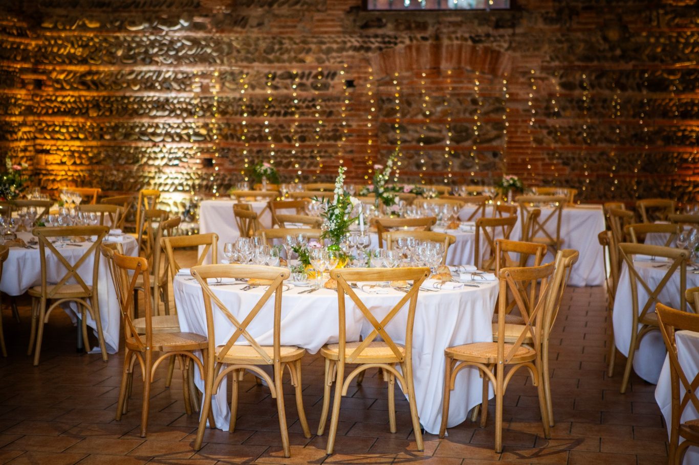 Harmonie, chaleur et charme au cœur d'un décor sur-mesure. Décoration d'événement: décoration de table, chaises, guirlandes murales pour un mariage authentique à Toulouse - salle de réception