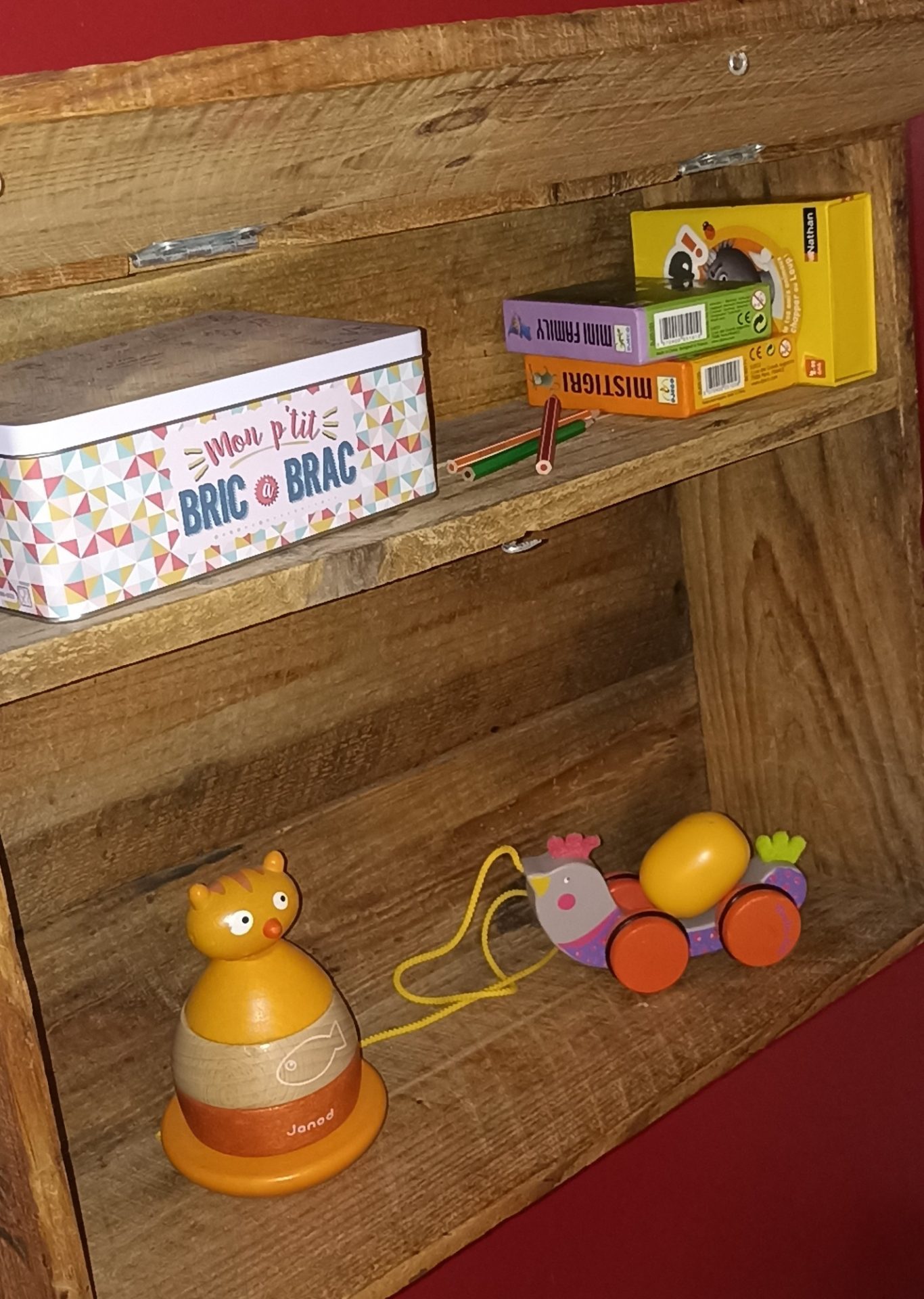 Rangement astucieux. Conception d'aménagement et décoration intérieure - Espace de rangements et jeux vintage pour enfant - Astuce upcycling d'objets