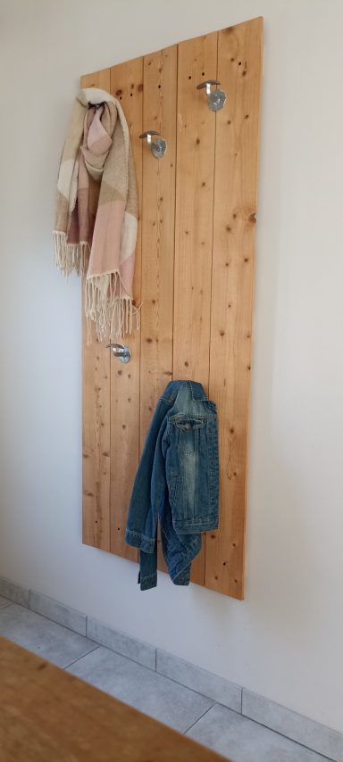 Upcycling - aménagement intérieur esthétique et pratique à Baziège - Porte manteau à base de palettes et d'anciennes patères