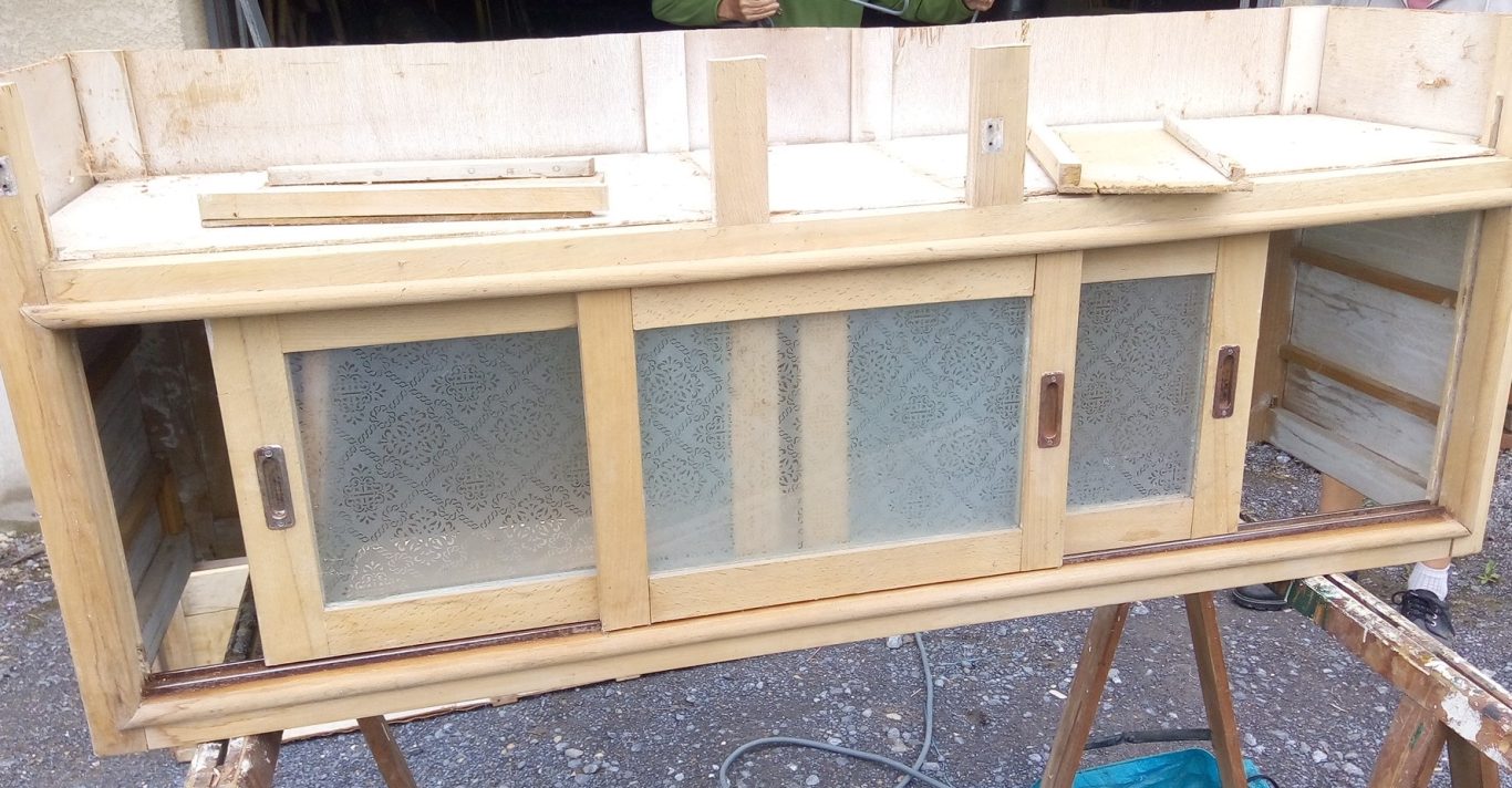 Découpe et nettoyage Restauration du buffet commode grâce à un projet d’upcycling et de relooking de meuble en décoration durable