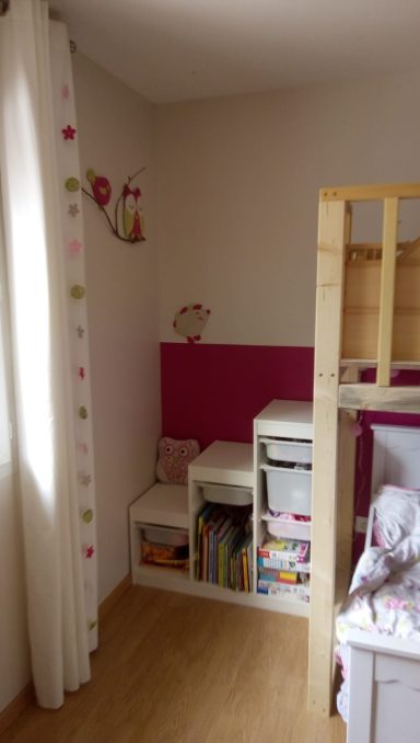 Pour accéder à la mezzanine, un meuble du commerce assure en même temps le rangement de nombreux jouets.