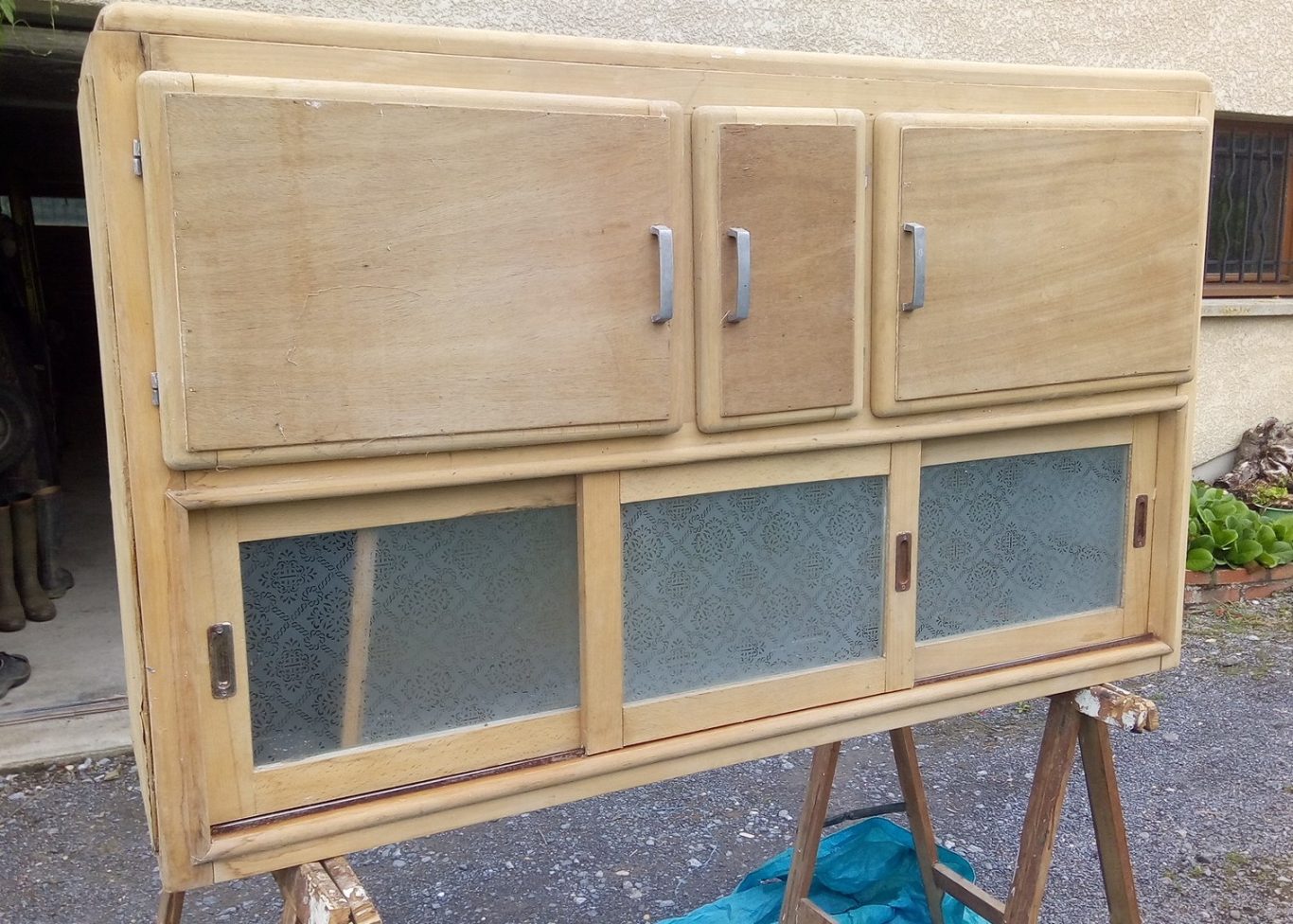 Haut de buffet avant restauration Buffet avant restauration, revalorisé grâce à un projet d’upcycling et de relooking de meuble en décoration durable à Toulouse