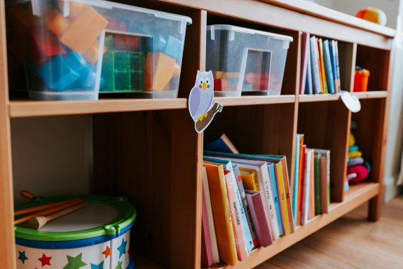 Désencombrement et organisation dans une chambre d'enfant Après un désencombrement, des modules de rangements, des caisses de jouets et des étagères murales instaurent une organisation efficace.