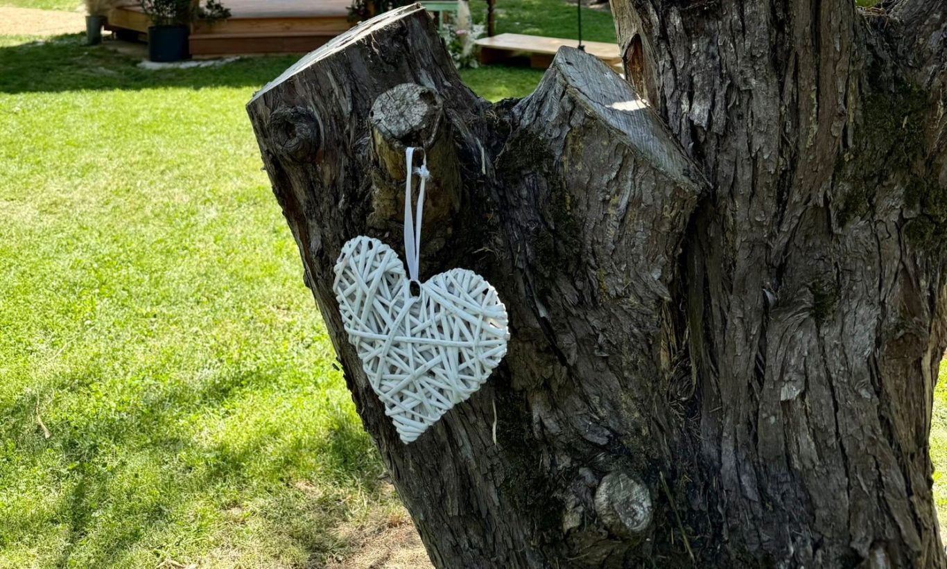 Mise en scène de chaque espace Location et création de décor pour un événement sur le thème champêtre: mariage, anniversaire, baptême -projet personnalisé sur mesure