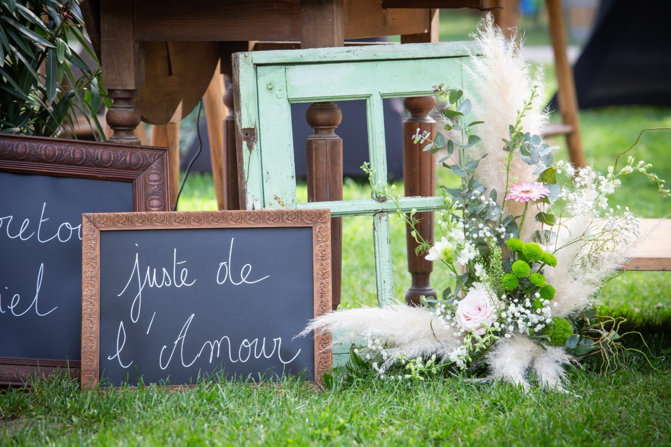 Intégration d'éléments personnels dans le décor de cérémonie. Location et creation de decor evenementiel a partir d'objets personnels pour une emotion garantie lors de mariage, anniversaire, bapteme