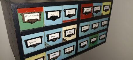 Les fournitures de bureau trouvent leur place dans cet assemblage de tiroirs dans leur jus