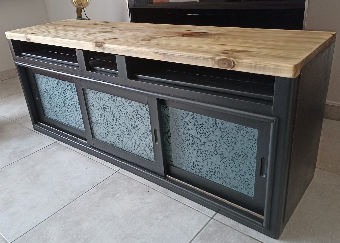 Nouvelle vie dans un salon contemporain Meuble TV crée à partir du buffet - upcycling et relooking de meuble et de décoration intérieure écoresponsable